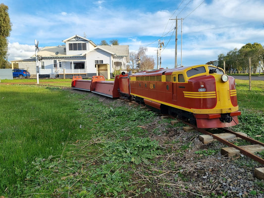 7.25'' 42 Class Petrol-Hydraulic with Two Passenger Carriages - SOLD in 3 weeks