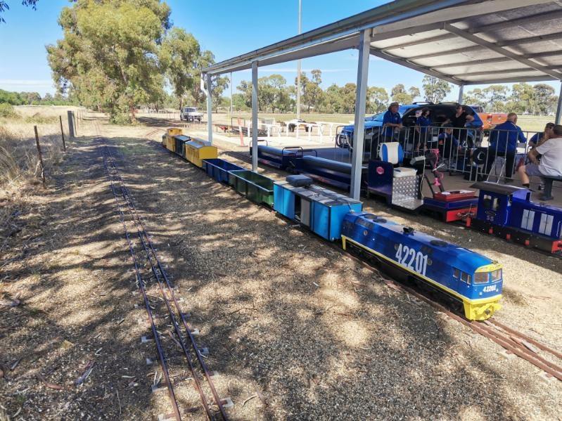 5" 422 with Passenger Carriages and Wagons - Shepparton VIC - S1337